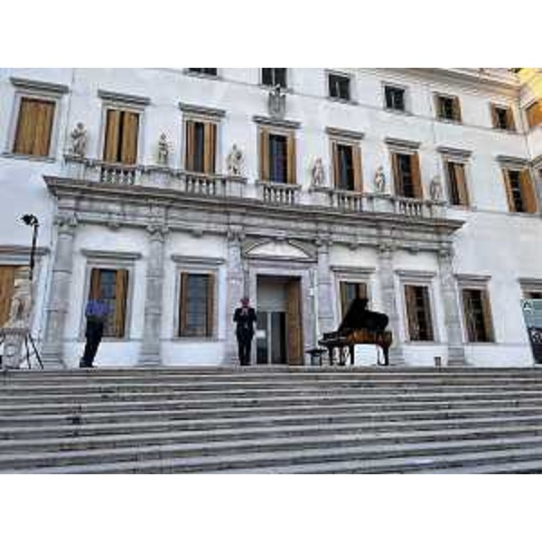 Il vicegovernatore Mario Anzil a Villa Manin prima del concerto di Sebastian Di Bin - Il vicegovernatore Mario Anzil a Villa Manin prima del concerto di Sebastian Di Bin