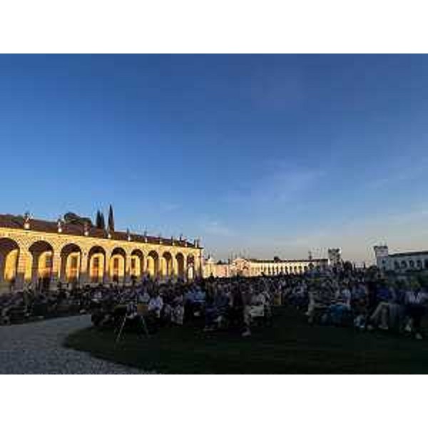Il pubblico di Villa Manin in attesa del concerto del pianista Sebastian Di Bin - Il pubblico di Villa Manin in attesa del concerto del pianista Sebastian Di Bin