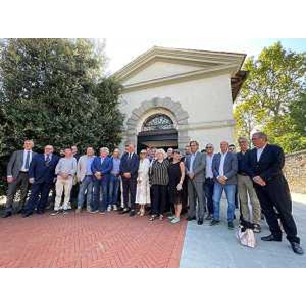 I partecipanti alla firma del Contratto di fiume del Natisone a Manzano. Al centro l'assessore regionale Fabio Scoccimarro - I partecipanti alla firma del Contratto di fiume del Natisone a Manzano. Al centro l'assessore regionale Fabio Scoccimarro