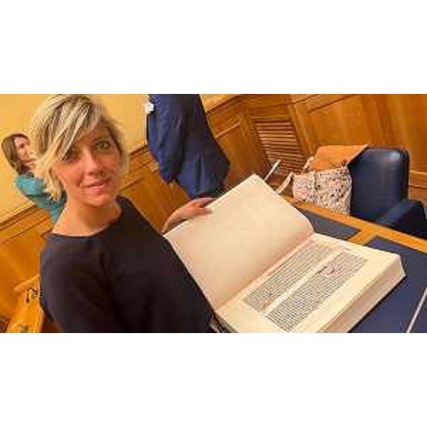 L'assessore Barbara Zilli con una copia del manufatto che riproduce la Bibbia di Gutenberg - L'assessore Barbara Zilli con una copia del manufatto che riproduce la Bibbia di Gutenberg