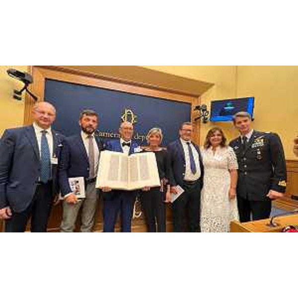 La presentazione alla Camera dei deuptati della riedizione in serie limitata della Bibbia di Gutenberg, con al centro l'assessore regionale Barbara Zilli - La presentazione alla Camera dei deuptati della riedizione in serie limitata della Bibbia di Gutenberg, con al centro l'assessore regionale Barbara Zilli