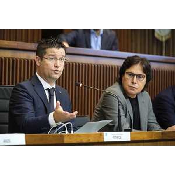 Markus Maurmair (FdI), presidente della II Commissione, con l'assessore regionale Sergio Emidio Bini - Seconda Commissione Permanente