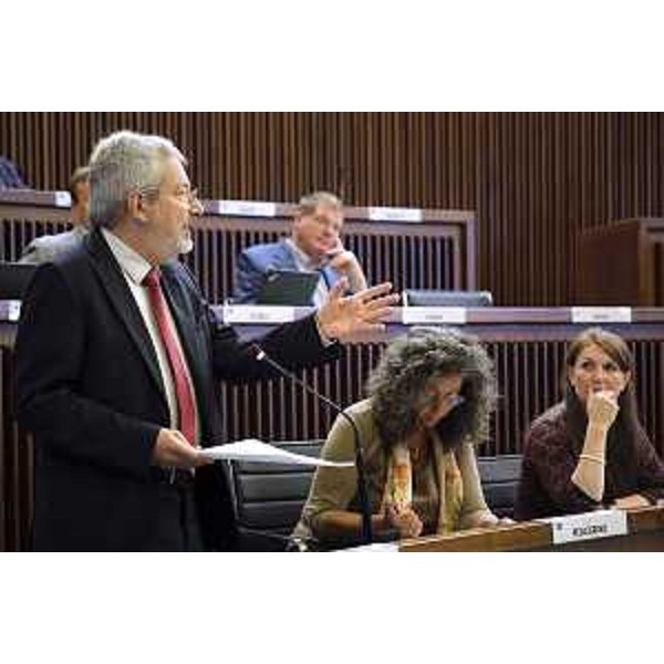 Furio Honsell (Open Sinistra Fvg) con Serena Pellegrino (Avs) e Rosaria Capozzi (M5S); dietro Marko Pisani (Ssk) - Seconda Commissione Permanente