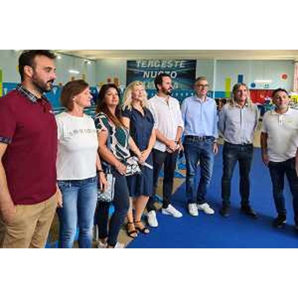 L'assessore regionale Pierpaolo Roberti (terzo da destra) assieme alle altre autorità e ad alcuni rappresentanti dell'Associazione Tergeste Nuoto Altura - L'assessore regionale Pierpaolo Roberti (terzo da destra) assieme alle altre autorità e ad alcuni rappresentanti dell'Associazione Tergeste Nuoto Altura 
