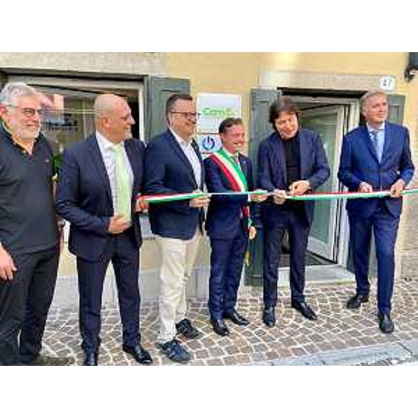 L'assessore regionale Sergio Emidio Bini al momento del taglio del nastro - L'assessore regionale Sergio Emidio Bini al momento del taglio del nastro