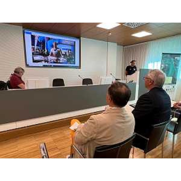 Il presidente del Cr Fvg, Mauro Bordin, assiste alla proiezione del video della 10° Aquaticrunner - Il presidente del Cr Fvg, Mauro Bordin, assiste alla proiezione del video della 10° Aquaticrunner