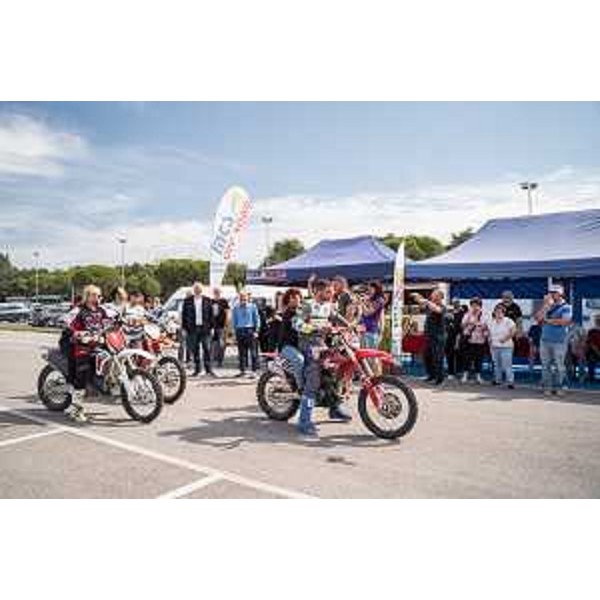 Mauro Bordin, presidente del consiglio regionale del Fvg, insieme ai ragazzi dell'enduro moto-therapy - Mauro Bordin, presidente del consiglio regionale del Fvg, insieme ai ragazzi dell'enduro moto-therapy