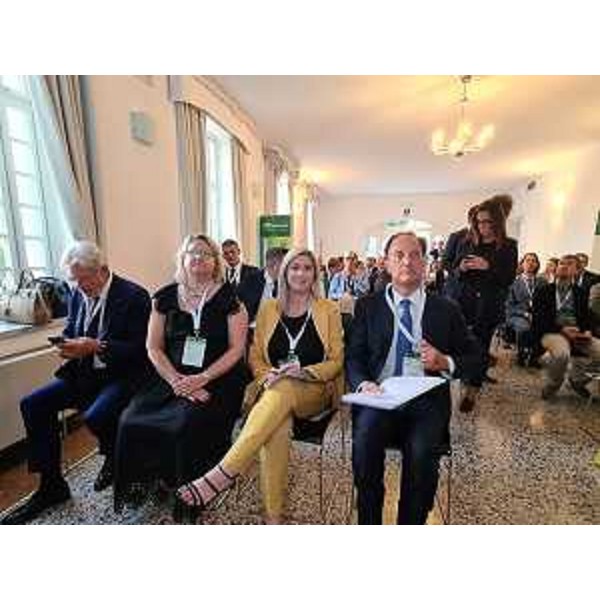 L'assessore regionale alle Infrastrutture e Territorio Cristina Amirante con il ministro dei Rapporti con il Parlamento Luca Ciriani - L'assessore regionale alle Infrastrutture e Territorio Cristina Amirante con il ministro dei Rapporti con il Parlamento Luca Ciriani