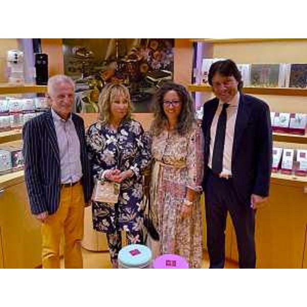 L'assessore regionale alle Attività produttive Sergio Emidio Bini (primo da destra) all'interno del concept store Incantalia a Trieste - L'assessore regionale alle Attività produttive Sergio Emidio Bini (primo da destra) all'interno del concept store Incantalia a Trieste