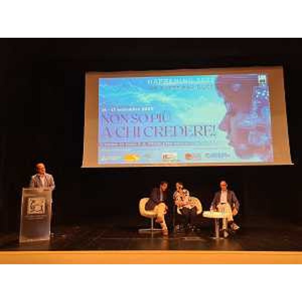 Il vicegovernatore Mario Anzil all'incontro "Vivere senza menzogna" con la Premio Nobel Irina Scherbakova - Il vicegovernatore Mario Anzil all'incontro "Vivere senza menzogna" con la Premio Nobel Irina Scherbakova