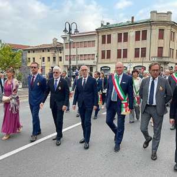 L'assessore regionale Riccardo Riccardi mentre sfila con le altre autorità - L'assessore regionale Riccardo Riccardi mentre sfila con le altre autorità