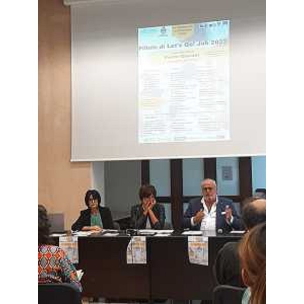 L'assessore regionale al Lavoro Alessia Rosolen (al centro della foto) alla sala Dora Bassi di Gorizia con il vicesindaco Chiara Gatta e il primo cittadino Rodolfo Ziberna - L'assessore regionale al Lavoro Alessia Rosolen (al centro della foto) alla sala Dora Bassi di Gorizia con il vicesindaco Chiara Gatta e il primo cittadino Rodolfo Ziberna