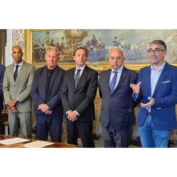 Gli assessori Roberti (primo da destra) e Scoccimarro (secondo da sinistra) alla presentazione della prima edizione dellInternational Road Race Running Match u.23 10k, in programma a Trieste domenica 15 ottobre. - Gli assessori Roberti (primo da destra) e Scoccimarro (secondo da sinistra) alla presentazione della prima edizione dellInternational Road Race Running Match u.23 10k, in programma a Trieste domenica 15 ottobre.