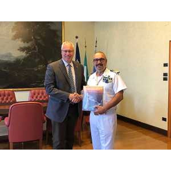 Il presidente dell'Aula, Mauro Bordin, consegna al comandante del Porto di Trieste Del Prete la spilla del Cr e il volume "Il Tagliamento" - Il presidente dell'Aula, Mauro Bordin, consegna al comandante del Porto di Trieste Del Prete la spilla del Cr e il volume "Il Tagliamento"