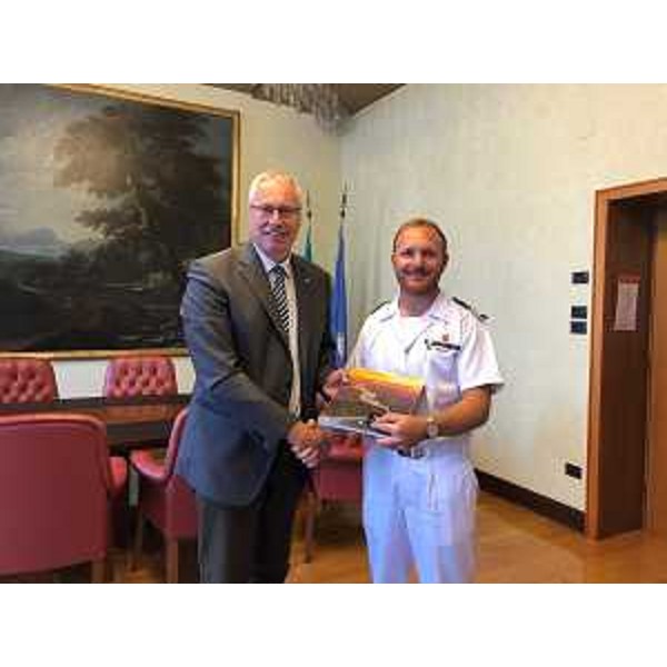 La consegna della spilla del Cr e del volume "il Tagliamento" al comandante dell'Ufficio circondariale marittimo di Porto Nogaro, Pellegrino - La consegna della spilla del Cr e del volume "il Tagliamento" al comandante dell'Ufficio circondariale marittimo di Porto Nogaro, Pellegrino 