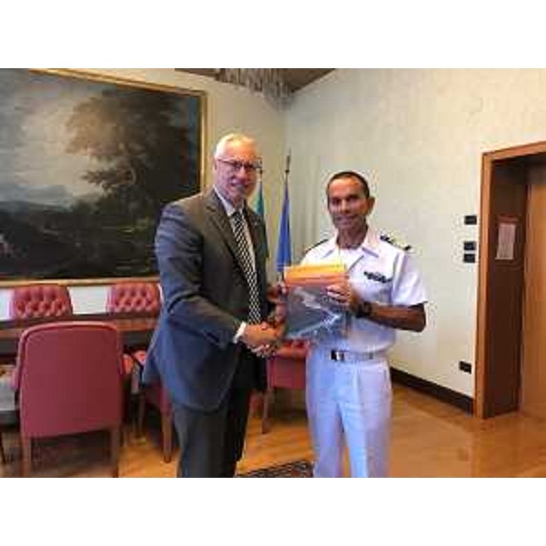 Il presidente Bordin con il comandante della Capitaneria di porto di Monfalcone, Siragusa - Il presidente Bordin con il comandante della Capitaneria di porto di Monfalcone, Siragusa