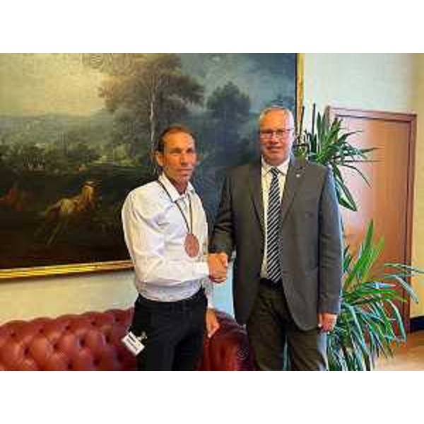 Andrea Tarlao con il bronzo iridato al collo insieme al presidente Mauro Bordin - Andrea Tarlao con il bronzo iridato al collo insieme al presidente Mauro Bordin