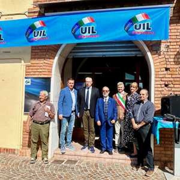 Scatto di gruppo davanti alla nuova sede Uilp di Torviscosa - Scatto di gruppo davanti alla nuova sede Uilp di Torviscosa