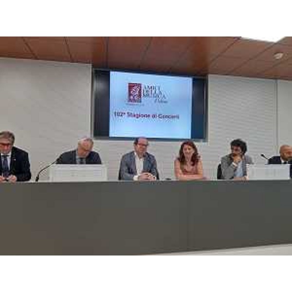 Il vicegovernatore MArio Anzil nel corso del suo intervento - Il vicegovernatore MArio Anzil nel corso del suo intervento