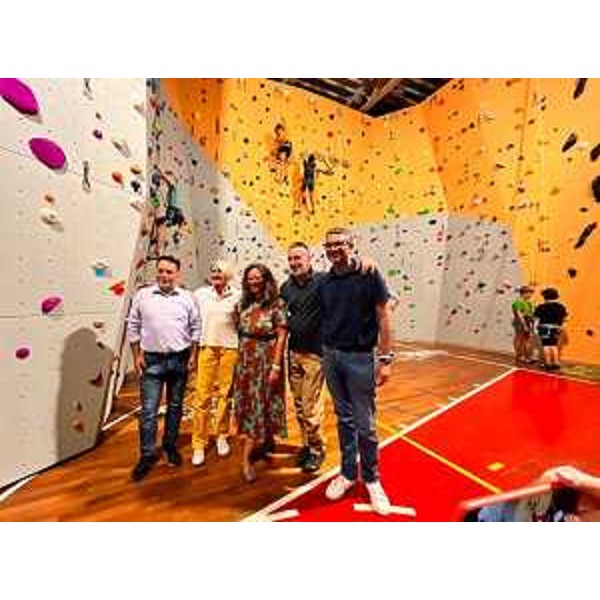 Lassessore regionale alle Autonomie locali Pierpaolo Roberti (a destra) in occasione dellinaugurazione della nuova parete di roccia realizzata dallAssociazione sportiva dilettantistica Olympic Rock negli spazi di proprietà del Comune di Trieste, in via Frescobaldi 23, - Lassessore regionale alle Autonomie locali Pierpaolo Roberti (a destra) in occasione dellinaugurazione della nuova parete di roccia realizzata dallAssociazione sportiva dilettantistica Olympic Rock negli spazi di proprietà del Comune di Trieste, in via Frescobaldi 23,