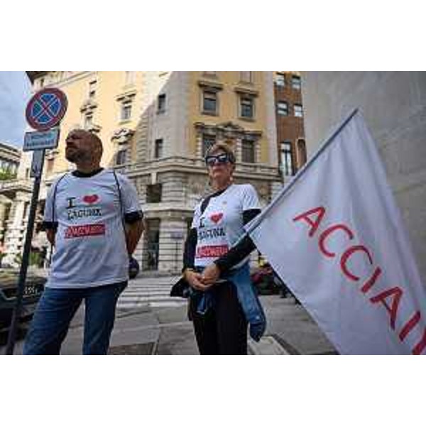 La protesta dei comitati No Acciaieria fuori dal Consiglio regionale - La protesta dei comitati No Acciaieria fuori dal Consiglio regionale