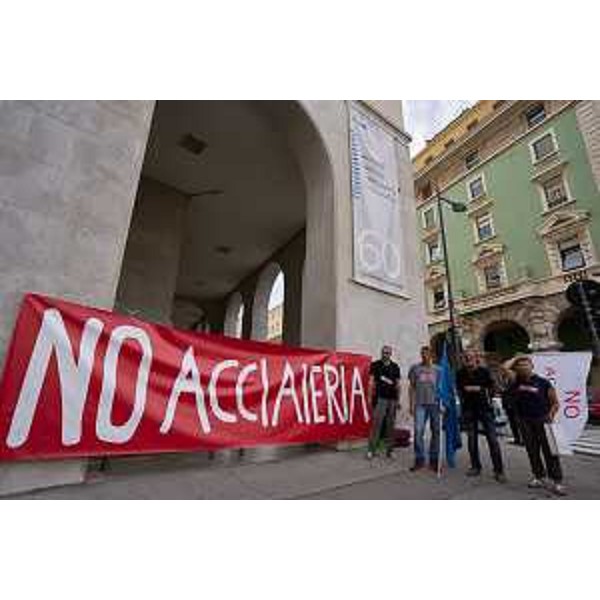 La protesta dei comitati No Acciaieria fuori dal Consiglio regionale - La protesta dei comitati No Acciaieria fuori dal Consiglio regionale