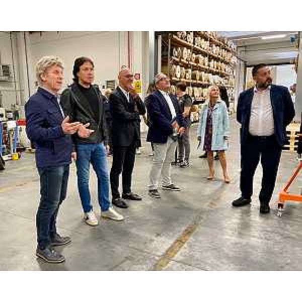 Uno dei soci della Lamitex illustra all'assessore regionale Sergio emidio Bini l'attività svolta da Lamitex - Uno dei soci della Lamitex illustra all'assessore regionale Sergio emidio Bini l'attività svolta da Lamitex