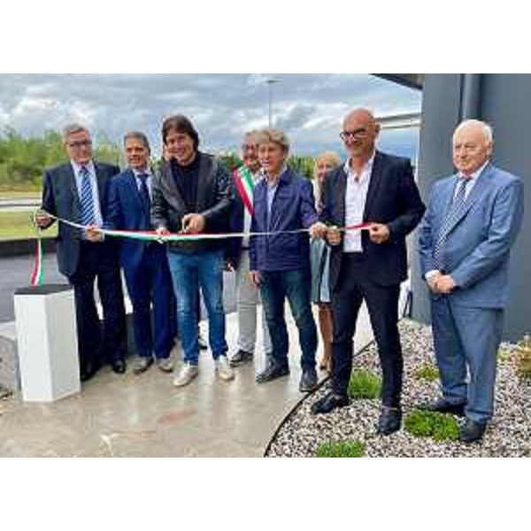 La cerimonia del taglio del nastro in occasione dell'ampliamento dello stabilimento Lamitex di Spilimbergo alla presenza dell'assessore regionale Sergio Emidio Bini - La cerimonia del taglio del nastro in occasione dell'ampliamento dello stabilimento Lamitex di Spilimbergo alla presenza dell'assessore regionale Sergio Emidio Bini
