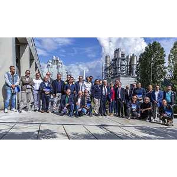 L'assessore regionale alle Finanze Barbara Zilli con i dipendenti che hanno ricevuto il Truciolo d'Oro - L'assessore regionale alle Finanze Barbara Zilli con i dipendenti che hanno ricevuto il Truciolo d'Oro 