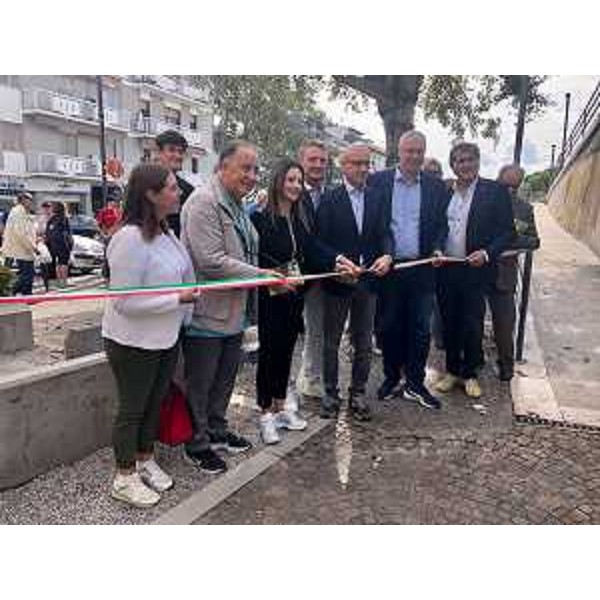 Il momento del taglio del nastro - Il momento del taglio del nastro 