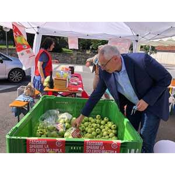 Il presidente dell'Aula, Mauro Bordin, sotto il gazebo dell'Avis durante la Giornata di raccolta fondi a favore della ricerca - Il presidente dell'Aula, Mauro Bordin, sotto il gazebo dell'Avis durante la Giornata di raccolta fondi a favore della ricerca