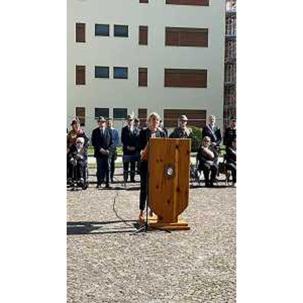 L'assessore regionale Barbara Zilli interviene al quarto raduno del battaglione Tolmezzo a Venzone - L'assessore regionale Barbara Zilli interviene al quarto raduno del battaglione Tolmezzo a Venzone 