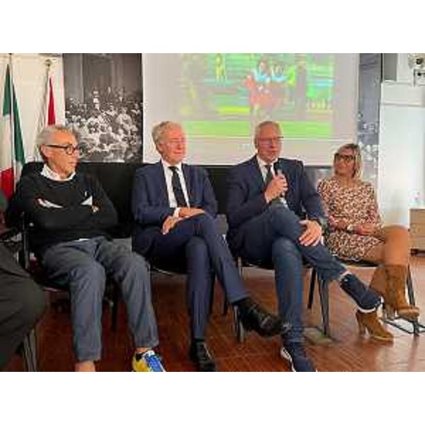 Il presidente Bordin tra la vice presidente nazionale di Aisf Odv, Giusy Fabio, e l'assessore comunale Massimo Tognolli. Ultimo a sinistra, Totò De Falco - Il presidente Bordin tra la vice presidente nazionale di Aisf Odv, Giusy Fabio, e l'assessore comunale Massimo Tognolli. Ultimo a sinistra, Totò De Falco