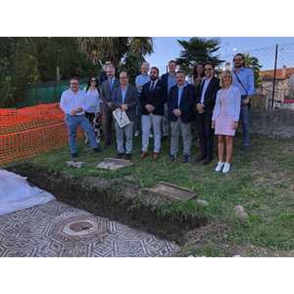 La passeggiata dei consiglieri della V Commissione si è conclusa all'altezza di un mosaico che faceva parte dell'ambiente centrale di un'abitazione risalente al secondo secolo dopo Cristo e raffigurante un pavone - La passeggiata dei consiglieri della V Commissione si è conclusa all'altezza di un mosaico che faceva parte dell'ambiente centrale di un'abitazione risalente al secondo secolo dopo Cristo e raffigurante un pavone