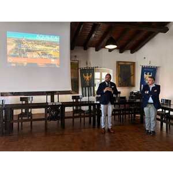 Al microfono il sindaco di Aquileia, Emanuele Zorino, al suo fianco Diego Bernardis (Fp), presidente della V Commissione - Al microfono il sindaco di Aquileia, Emanuele Zorino, al suo fianco Diego Bernardis (Fp), presidente della V Commissione 