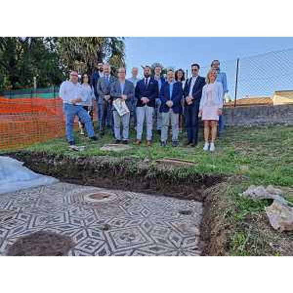 Un momento della visita ad Aquileia: il presidente della V Commissione, Diego Bernardis (Fp), è il terzo da destra - Un momento della visita ad Aquileia: il presidente della V Commissione, Diego Bernardis (Fp), è il terzo da destra