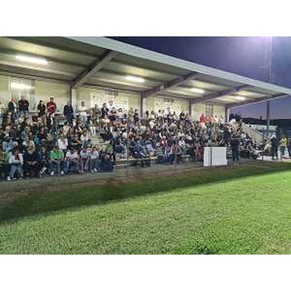 Il pubblico presente alla cerimoina di presentazione delle squadre del Torre Calcio - Il pubblico presente alla cerimoina di presentazione delle squadre del Torre Calcio