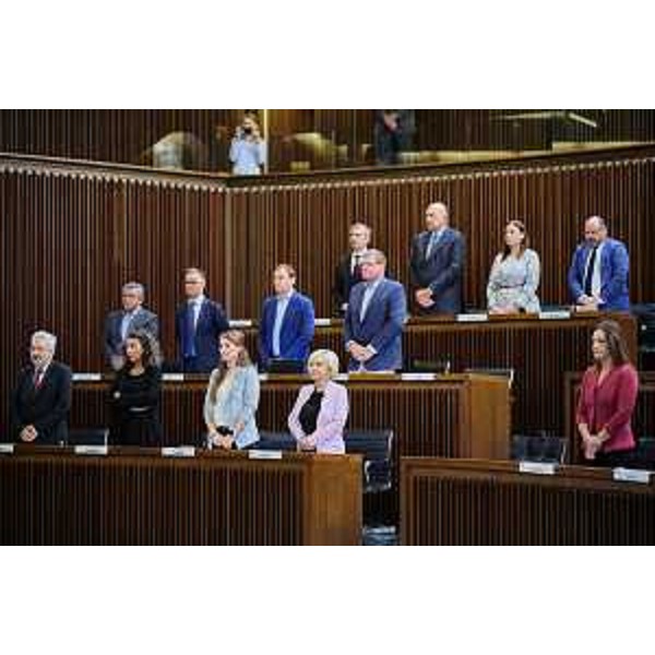 I banchi delle Opposzioni durante il minuto di silenzio in memoria di Giorgio Napolitano - I banchi delle Opposzioni durante il minuto di silenzio in memoria di Giorgio Napolitano