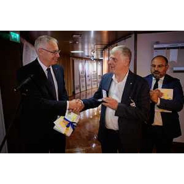 La consegna del sigillo del Consiglio regionale - La consegna del sigillo del Consiglio regionale