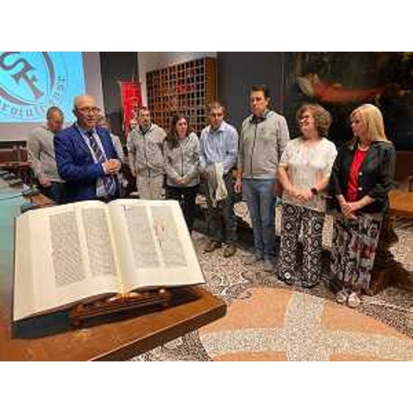 Il presidente dello scriptorium Roberto Giurano con i ragazzi che hanno realizzato l'opera - Il presidente dello scriptorium Roberto Giurano con i ragazzi che hanno realizzato l'opera