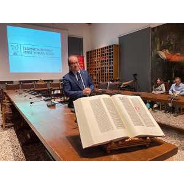 Il vicegovernatore con delega alla Cultura, Mario Anzil, alla presentazione di una delle sei copie della Bibbia di Johannes Gutenberg, riprodotta dallo Scriptorium Foroiuliense. - Il vicegovernatore con delega alla Cultura, Mario Anzil, alla presentazione di una delle sei copie della Bibbia di Johannes Gutenberg, riprodotta dallo Scriptorium Foroiuliense.