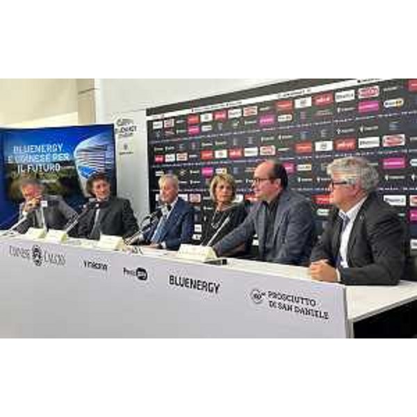 Il vicegovernatore con delega allo Sport Mario Anzil (secondo da destra nella foto) alla presentazione del progetto Udinese-Bluenergy. - Il vicegovernatore con delega allo Sport Mario Anzil (secondo da destra nella foto) alla presentazione del progetto Udinese-Bluenergy.