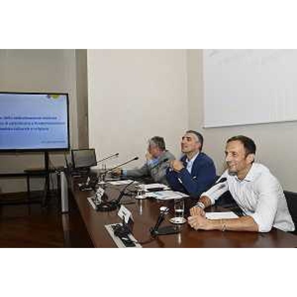 Il governatore del Friuli Venezia Giulia Massimiliano Fedriga e lassessore regionale delegato a Sicurezza e immigrazione Pierpaolo Roberti, illustrano i tre regolamenti per la concessione di fondi varati dalla Giunta la scorsa settimana, che si aggiungono ai due già approvati questa estate in merito ai minori stranieri non accompagnati e listruzione per gli stranieri. - Il governatore del Friuli Venezia Giulia Massimiliano Fedriga e lassessore regionale delegato a Sicurezza e immigrazione Pierpaolo Roberti, illustrano i tre regolamenti per la concessione di fondi varati dalla Giunta la scorsa settimana, che si aggiungono ai due già approvati questa estate in merito ai minori stranieri non accompagnati e listruzione per gli stranieri. 