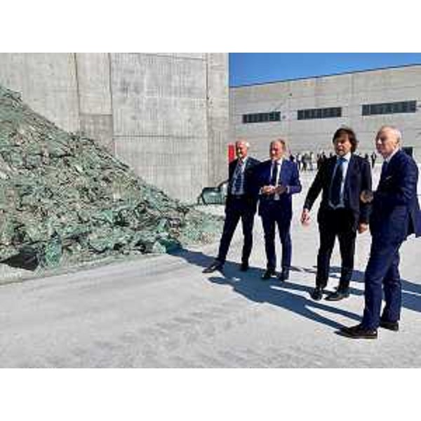 L'assessore Bini in visita al nuovo stabilimento di Eurovetro a San Vito al Tagliamento - L'assessore Bini in visita al nuovo stabilimento di Eurovetro a San Vito al Tagliamento