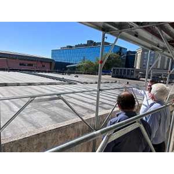 Il vicegovernatore Anzil osserva i lavori già ultimati insieme a Enrico Samer. - Il vicegovernatore Anzil osserva i lavori già ultimati insieme a Enrico Samer.