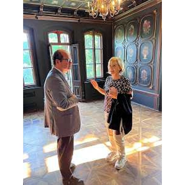 Il vicegovenratore Anzil e la direttrice Contessa nall'interno del Castello di Miramare - Il vicegovenratore Anzil e la direttrice Contessa nall'interno del Castello di Miramare