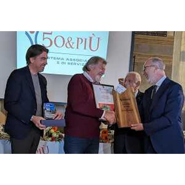 L'assessore regionale Riccardo Riccardi consegna un riconoscimento a Lorenzo Bettarini, bandiera del basket udinese - L'assessore regionale Riccardo Riccardi consegna un riconoscimento a Lorenzo Bettarini, bandiera del basket udinese