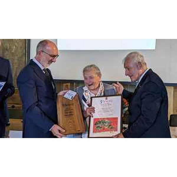 L'assessore regionale Riccardo Riccardi consegna un riconoscimento alla medaglia d'oro Paola Del Din - L'assessore regionale Riccardo Riccardi consegna un riconoscimento alla medaglia d'oro Paola Del Din