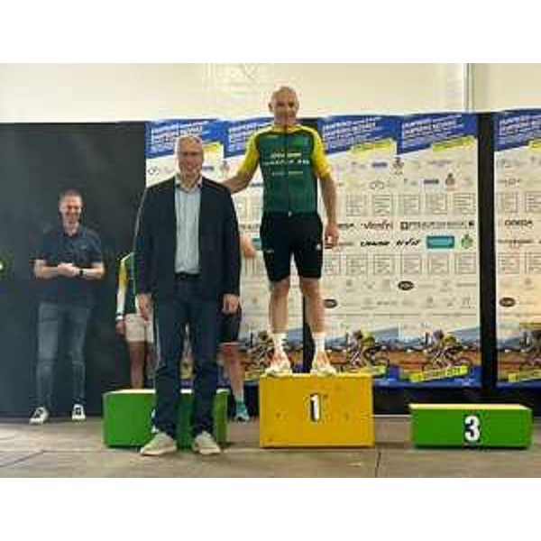 Il presidente Mauro Bordin con Michele Pittacolo, sul gradino più alto del podio - Il presidente Mauro Bordin con Michele Pittacolo, sul gradino più alto del podio