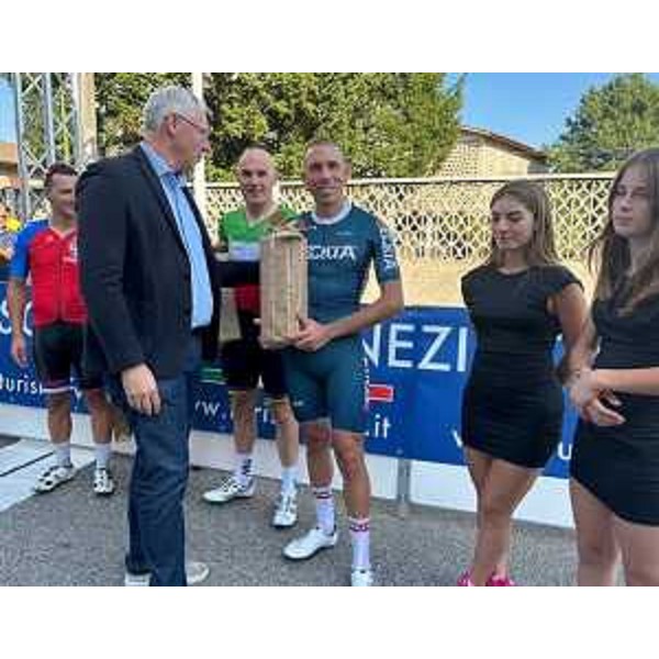 Il presidente Mauro Bordin premia Andrea Tarlao - Il presidente Mauro Bordin premia Andrea Tarlao